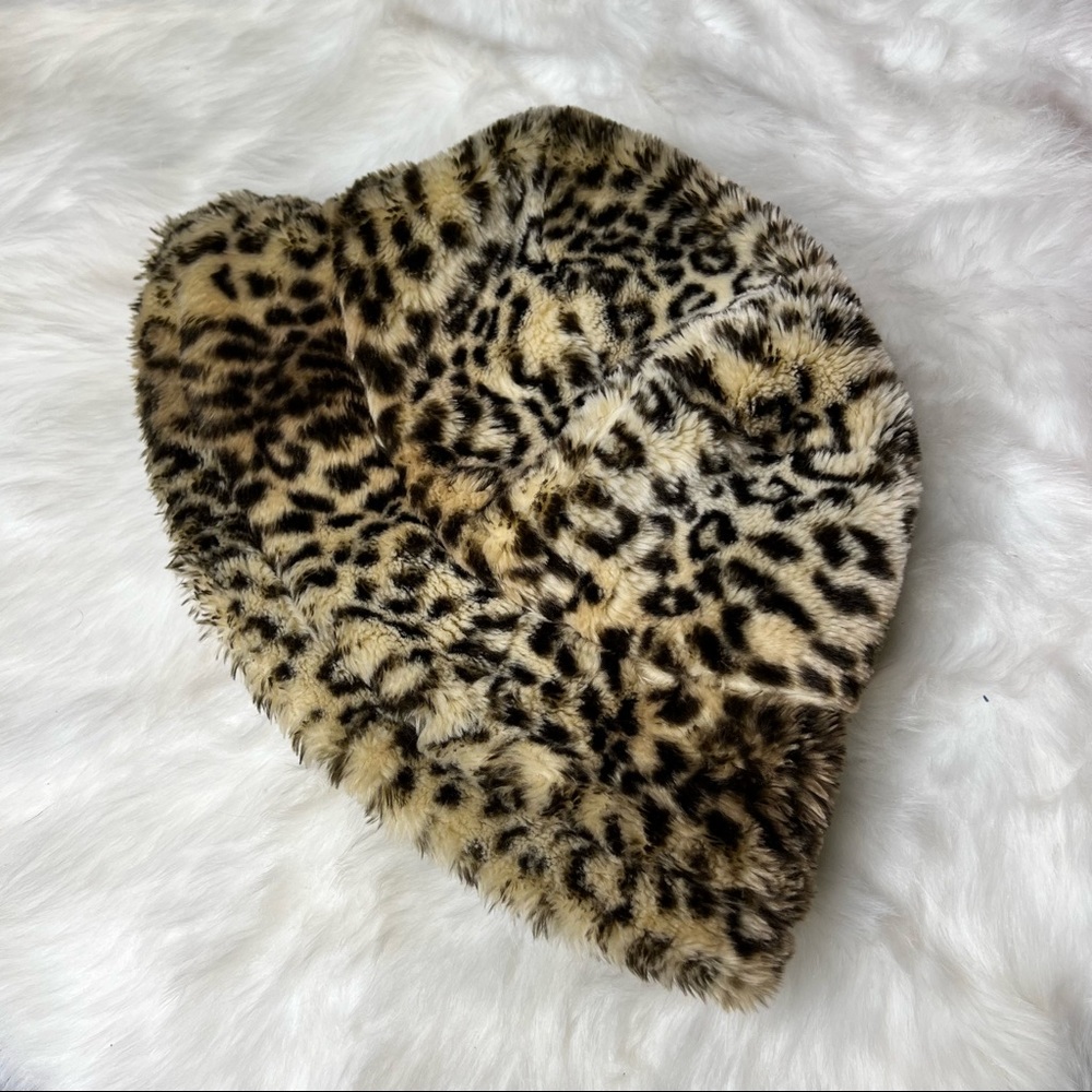 ✨Leopard print furry bucket hat✨